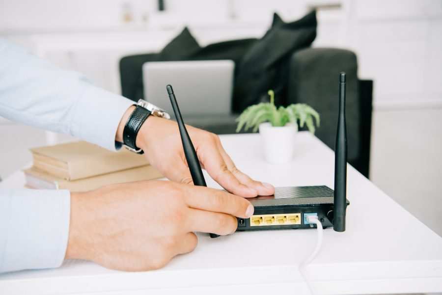 Een man sluit een VPN-router aan door middel van een internetkabel